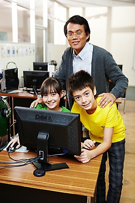 포토 JPG 서양인 외국인 해외기획촬영 학생 어린이교육 교육 남자 초등학생 어린이 2010년태국 지도 의자 교실 학교 수업 실내 초등학교 초등교육 서기 미소 웃음 사람 앉기 소녀 소년 상반신 성인 세명 30대 친구 컴퓨터 스쿨라이프 교사 가르침 책상 컴퓨터실 컴퓨터수업 국내포토 직업 라이프스타일 여자 가구 관계 모션 표정 인종 내부 장년 전자제품 파일형식