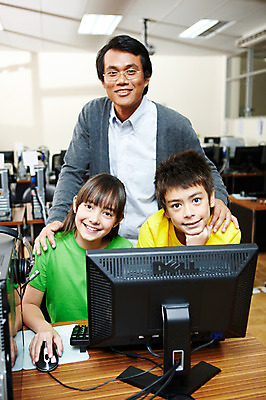 포토 JPG 서양인 외국인 해외기획촬영 학생 여자 어린이교육 교육 남자 초등학생 어린이 2010년태국 지도 의자 교실 학교 수업 실내 초등학교 초등교육 서기 미소 웃음 사람 앉기 소녀 소년 상반신 성인 세명 30대 친구 컴퓨터 스쿨라이프 교사 가르침 책상 컴퓨터실 컴퓨터수업 국내포토 직업 라이프스타일 가구 관계 모션 표정 인종 내부 장년 전자제품 파일형식