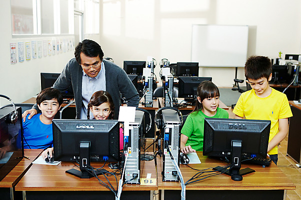 포토 JPG 서양인 외국인 해외기획촬영 학생 어린이교육 교육 남자 초등학생 어린이 2010년태국 지도 의자 교실 학교 수업 실내 초등학교 초등교육 서기 미소 웃음 사람 앉기 소녀 소년 여러명 상반신 성인 30대 친구 컴퓨터 스쿨라이프 교사 가르침 책상 컴퓨터실 컴퓨터수업 국내포토 직업 라이프스타일 여자 가구 다수 관계 모션 표정 인종 내부 장년 전자제품 파일형식