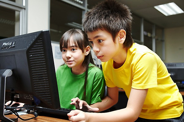 포토 JPG 서양인 외국인 해외기획촬영 학생 응시 여자 어린이교육 교육 남자 초등학생 어린이 2010년태국 의자 교실 학교 수업 실내 초등학교 초등교육 서기 사람 앉기 소녀 소년 상반신 두명 친구 컴퓨터 스쿨라이프 모니터 책상 컴퓨터실 컴퓨터수업 어린이만 국내포토 라이프스타일 시선 가구 관계 모션 인종 내부 전자제품 파일형식