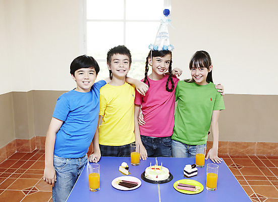 포토 JPG 서양인 외국인 해외기획촬영 학생 여자 어린이교육 교육 남자 초등학생 어린이 2010년태국 음식 가구 창문 교실 학교 탁자 어깨동무 디저트 실내 초등학교 초등교육 서기 미소 웃음 사람 앉기 소녀 소년 여러명 상반신 친구 스쿨라이프 파티 케이크 주스 고깔모자 축하 생일파티 생일 오브젝트 어린이만 국내포토 모자 라이프스타일 기념일 음료 포즈 생활용품 다수 컨셉 관계 모션 표정 인종 이벤트 내부 파일형식 잡화 생활