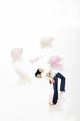 전신 PSD 식물 편집 편집이미지 커플 여자 남자 꽃잎 꽃 사랑 미소 웃음 사람 이벤트 성인 두명 장미 등배지기 성인만 이미지편집 감정 관계 표정 파일형식