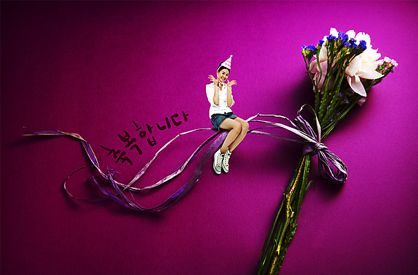 전신 PSD 식물 편집 편집이미지 여자 꽃 꽃다발 선물 한명 미소 웃음 사람 앉기 손짓 이벤트 성인 고깔모자 축하 축복 스타티스 작약 여자만 여자한명만 성인여자만 성인만 이미지편집 모자_잡화 1 컨셉 모션 표정 파일형식