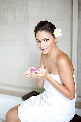 포토 JPG 서양인 외국인 해외기획촬영 여자 꽃잎 꽃 2010년태국 포즈 휴식 욕조 실내 건강 한명 사람 앉기 손짓 상반신 20대 성인 취미 라이프 수건 뷰티 스파 목욕 의료성형뷰티 여자만 여자한명만 성인여자만 청년만 청년여자만 성인한명만 청년여자한명만 성인여자한명만 성인만 프랜지파니 국내포토 식물 1 컨셉 모션 인종 청년 내부 생활 위생용품 청결 파일형식