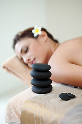 포토 JPG 서양인 외국인 해외기획촬영 여자 꽃잎 꽃 2010년태국 엎드리기 포즈 휴식 실내 건강 사람 상반신 20대 성인 취미 라이프 뷰티 눈감음 돌_바위 조약돌 마사지 전신마사지 마사지용품 의료성형뷰티 여자만 성인여자만 청년만 청년여자만 성인만 국내포토 식물 컨셉 모션 인종 청년 내부 생활 오브젝트 파일형식