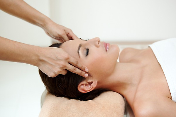 포토 JPG 서양인 외국인 해외기획촬영 손 여자 얼굴 2010년태국 포즈 휴식 실내 건강 사람 동양인 손짓 상반신 20대 성인 취미 두명 라이프 신체부위 수건 눕기 뷰티 눈감음 마사지 마사지사 경락마사지 의료성형뷰티 청년만 성인만 국내포토 직업 컨셉 모션 인종 청년 내부 생활 위생용품 파일형식