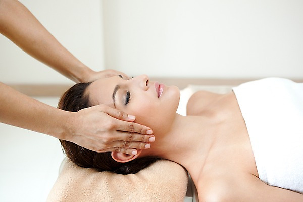 포토 JPG 서양인 외국인 해외기획촬영 손 여자 얼굴 2010년태국 포즈 휴식 실내 건강 사람 동양인 손짓 상반신 20대 성인 취미 두명 라이프 신체부위 수건 눕기 뷰티 눈감음 마사지 마사지사 경락마사지 의료성형뷰티 청년만 성인만 국내포토 직업 컨셉 모션 인종 청년 내부 생활 위생용품 파일형식