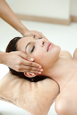 포토 JPG 서양인 외국인 해외기획촬영 손 여자 얼굴 2010년태국 포즈 휴식 실내 건강 사람 동양인 손짓 상반신 20대 성인 취미 두명 라이프 신체부위 눕기 뷰티 눈감음 마사지 마사지사 경락마사지 의료성형뷰티 청년만 성인만 국내포토 직업 컨셉 모션 인종 청년 내부 생활 파일형식