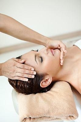 포토 JPG 서양인 외국인 해외기획촬영 손 여자 얼굴 2010년태국 포즈 휴식 실내 건강 사람 동양인 손짓 상반신 20대 성인 취미 두명 라이프 신체부위 눕기 뷰티 눈감음 마사지 마사지사 경락마사지 의료성형뷰티 청년만 성인만 국내포토 직업 컨셉 모션 인종 청년 내부 생활 파일형식