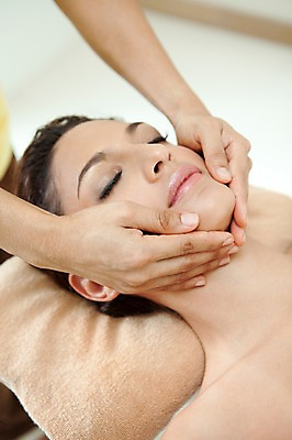 포토 JPG 서양인 외국인 해외기획촬영 손 여자 얼굴 2010년태국 포즈 휴식 실내 건강 사람 동양인 손짓 상반신 20대 성인 취미 두명 라이프 신체부위 눕기 뷰티 눈감음 마사지 마사지사 경락마사지 의료성형뷰티 청년만 성인만 국내포토 직업 컨셉 모션 인종 청년 내부 생활 파일형식