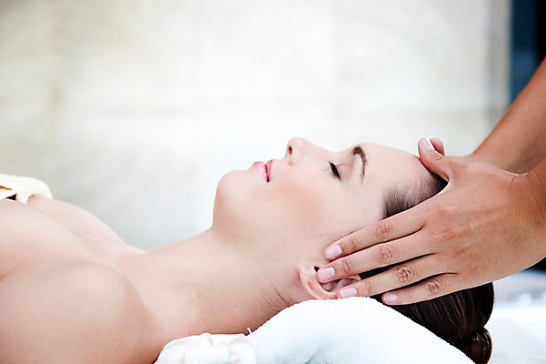 포토 JPG 서양인 외국인 해외기획촬영 손 여자 얼굴 2010년태국 포즈 휴식 실내 건강 사람 동양인 손짓 상반신 20대 성인 취미 두명 라이프 신체부위 눕기 뷰티 눈감음 마사지 마사지사 경락마사지 의료성형뷰티 청년만 성인만 국내포토 직업 컨셉 모션 인종 청년 내부 생활 파일형식