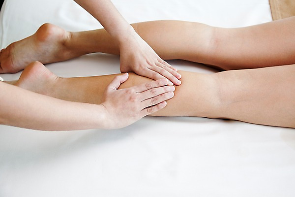 포토 JPG 해외기획촬영 손 여자 2010년태국 포즈 발 실내 건강 사람 손짓 두명 라이프 신체부위 뷰티 하반신 다리 마사지 지압 마사지사 발마사지 의료성형뷰티 국내포토 직업 모션 내부 생활 파일형식