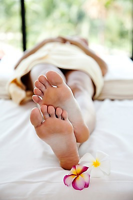 포토 JPG 해외기획촬영 여자 꽃잎 꽃 2010년태국 포즈 발 휴식 실내 건강 한명 사람 라이프 신체부위 수건 뷰티 하반신 발바닥 의료성형뷰티 여자만 여자한명만 국내포토 식물 1 컨셉 내부 생활 위생용품 파일형식