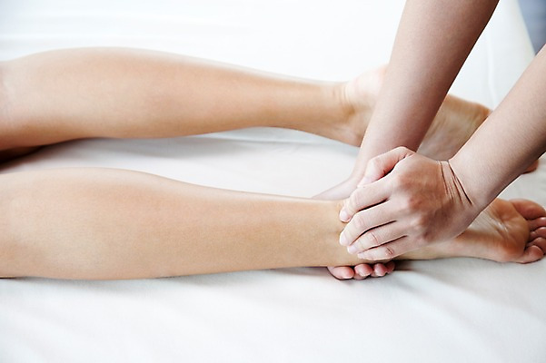 포토 JPG 해외기획촬영 손 여자 2010년태국 포즈 발 실내 건강 사람 손짓 두명 라이프 신체부위 뷰티 하반신 다리 마사지 지압 마사지사 발바닥 발마사지 의료성형뷰티 국내포토 직업 모션 내부 생활 파일형식