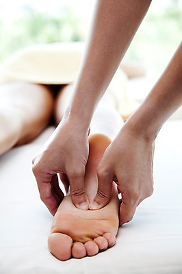 포토 JPG 해외기획촬영 손 여자 2010년태국 포즈 발 실내 건강 사람 손짓 두명 라이프 신체부위 수건 뷰티 마사지 지압 마사지사 발바닥 발마사지 의료성형뷰티 국내포토 직업 모션 내부 생활 위생용품 파일형식