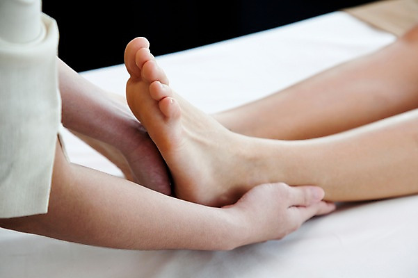 포토 JPG 해외기획촬영 손 여자 2010년태국 포즈 발 실내 건강 사람 손짓 두명 라이프 신체부위 뷰티 하반신 다리 마사지 지압 마사지사 발마사지 의료성형뷰티 국내포토 직업 모션 내부 생활 파일형식