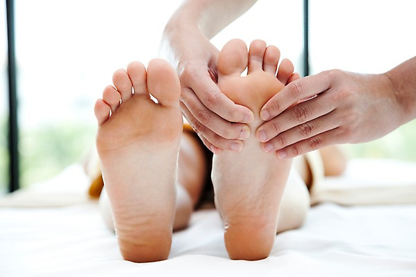 포토 JPG 해외기획촬영 손 여자 2010년태국 포즈 발 실내 건강 사람 손짓 두명 라이프 신체부위 뷰티 마사지 지압 마사지사 발바닥 발마사지 의료성형뷰티 국내포토 직업 모션 내부 생활 파일형식