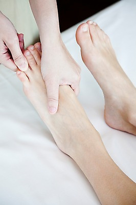 포토 JPG 해외기획촬영 손 2010년태국 포즈 발 실내 건강 사람 손짓 두명 라이프 신체부위 뷰티 마사지 지압 마사지사 발마사지 의료성형뷰티 국내포토 직업 모션 내부 생활 파일형식