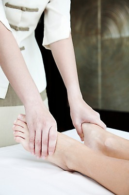 포토 JPG 해외기획촬영 손 여자 2010년태국 포즈 발 실내 건강 사람 동양인 손짓 두명 라이프 신체부위 뷰티 하반신 마사지 지압 마사지사 발마사지 의료성형뷰티 국내포토 직업 모션 인종 내부 생활 파일형식