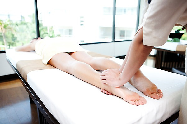 포토 JPG 해외기획촬영 손 여자 2010년태국 포즈 발 실내 건강 사람 동양인 손짓 두명 라이프 신체부위 수건 뷰티 하반신 다리 마사지 지압 마사지사 발바닥 발마사지 의료성형뷰티 국내포토 직업 모션 인종 내부 생활 위생용품 파일형식