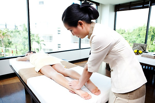 포토 JPG 전신 해외기획촬영 손 여자 2010년태국 엎드리기 포즈 발 휴식 실내 건강 서기 사람 동양인 손짓 상반신 20대 성인 취미 두명 라이프 신체부위 수건 눕기 뷰티 하반신 다리 마사지 지압 마사지사 발바닥 발마사지 의료성형뷰티 청년만 성인만 국내포토 직업 컨셉 모션 인종 청년 내부 생활 위생용품 파일형식