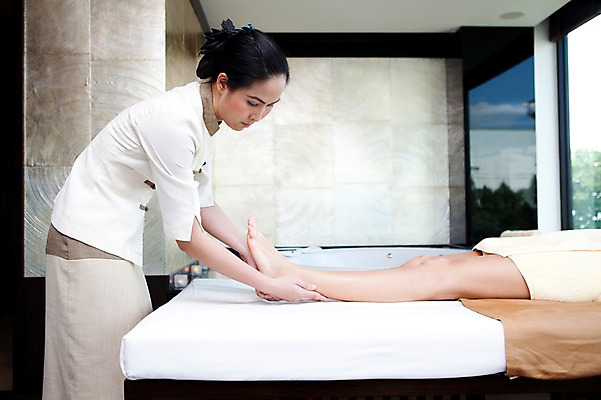 포토 JPG 해외기획촬영 여자 2010년태국 포즈 발 휴식 실내 건강 서기 사람 손짓 상반신 20대 성인 취미 두명 라이프 신체부위 수건 눕기 뷰티 하반신 다리 마사지 지압 마사지사 발마사지 의료성형뷰티 여자만 성인여자만 청년만 청년여자만 성인만 국내포토 직업 컨셉 모션 청년 내부 생활 위생용품 파일형식