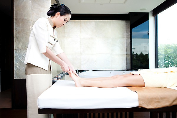 포토 JPG 해외기획촬영 손 여자 2010년태국 포즈 발 휴식 실내 건강 서기 사람 손짓 상반신 20대 성인 취미 두명 라이프 신체부위 수건 눕기 뷰티 하반신 다리 마사지 지압 마사지사 발마사지 의료성형뷰티 청년만 성인만 국내포토 직업 컨셉 모션 청년 내부 생활 위생용품 파일형식