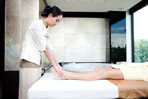 포토 JPG 해외기획촬영 손 여자 2010년태국 포즈 발 휴식 실내 건강 서기 사람 손짓 상반신 20대 성인 취미 두명 라이프 신체부위 수건 눕기 뷰티 하반신 다리 마사지 지압 마사지사 발마사지 의료성형뷰티 청년만 성인만 국내포토 직업 컨셉 모션 청년 내부 생활 위생용품 파일형식