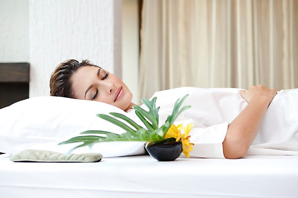 포토 JPG 서양인 외국인 해외기획촬영 여자 꽃 2010년태국 포즈 쿠션 잎 베개 휴식 실내 건강 한명 사람 상반신 20대 성인 취미 라이프 눕기 뷰티 눈감음 마사지 커튼 지압 타이마사지 의료성형뷰티 여자만 여자한명만 성인여자만 청년만 청년여자만 성인한명만 청년여자한명만 성인여자한명만 성인만 국내포토 식물 1 컨셉 침구 모션 인종 청년 내부 생활 파일형식