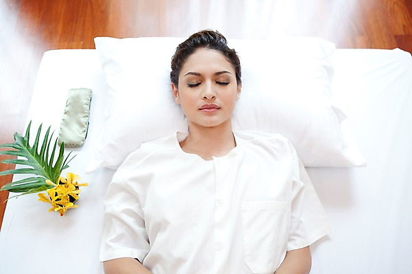 포토 JPG 서양인 외국인 해외기획촬영 여자 꽃 2010년태국 포즈 쿠션 잎 베개 휴식 실내 건강 한명 사람 상반신 20대 성인 취미 라이프 하이앵글 눕기 뷰티 눈감음 마사지 지압 타이마사지 의료성형뷰티 여자만 여자한명만 성인여자만 청년만 청년여자만 성인한명만 청년여자한명만 성인여자한명만 성인만 국내포토 식물 1 뷰포인트 컨셉 침구 모션 인종 청년 내부 생활 파일형식