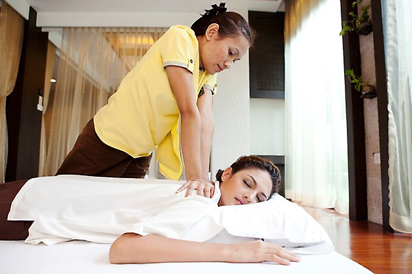 포토 JPG 서양인 외국인 해외기획촬영 여자 2010년태국 엎드리기 포즈 쿠션 베개 휴식 실내 건강 사람 동양인 손짓 상반신 20대 성인 취미 두명 라이프 뷰티 눈감음 마사지 커튼 지압 마사지사 타이마사지 의료성형뷰티 여자만 성인여자만 청년만 청년여자만 성인만 국내포토 직업 컨셉 침구 모션 인종 청년 내부 생활 파일형식