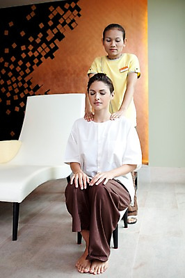 포토 JPG 전신 서양인 외국인 해외기획촬영 여자 2010년태국 포즈 의자 휴식 실내 건강 서기 사람 앉기 동양인 손짓 20대 성인 취미 두명 라이프 뷰티 눈감음 마사지 지압 마사지사 타이마사지 의료성형뷰티 여자만 성인여자만 청년만 청년여자만 성인만 국내포토 직업 가구 컨셉 모션 인종 청년 내부 생활 파일형식