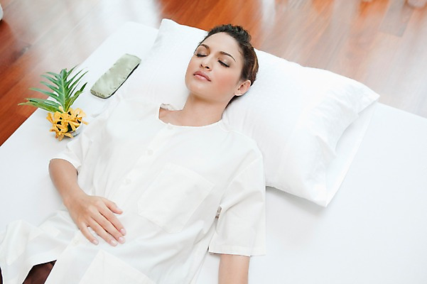 포토 JPG 서양인 외국인 해외기획촬영 여자 2010년태국 포즈 쿠션 베개 휴식 실내 건강 한명 사람 상반신 20대 성인 취미 라이프 눕기 뷰티 눈감음 마사지 타이마사지 의료성형뷰티 여자만 여자한명만 성인여자만 청년만 청년여자만 성인한명만 청년여자한명만 성인여자한명만 성인만 국내포토 1 컨셉 침구 모션 인종 청년 내부 생활 파일형식