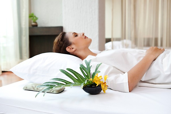 포토 JPG 서양인 외국인 해외기획촬영 여자 꽃 2010년태국 포즈 쿠션 잎 베개 휴식 실내 건강 한명 사람 상반신 20대 성인 취미 라이프 눕기 뷰티 눈감음 마사지 커튼 지압 타이마사지 의료성형뷰티 여자만 여자한명만 성인여자만 청년만 청년여자만 성인한명만 청년여자한명만 성인여자한명만 성인만 국내포토 식물 1 컨셉 침구 모션 인종 청년 내부 생활 파일형식