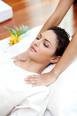 포토 JPG 서양인 외국인 해외기획촬영 여자 2010년태국 포즈 쿠션 베개 휴식 실내 건강 사람 동양인 손짓 상반신 20대 성인 취미 두명 라이프 눕기 뷰티 눈감음 마사지 지압 마사지사 타이마사지 의료성형뷰티 여자만 성인여자만 청년만 청년여자만 성인만 국내포토 직업 컨셉 침구 모션 인종 청년 내부 생활 파일형식