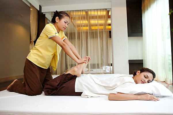 포토 JPG 전신 서양인 외국인 해외기획촬영 여자 2010년태국 엎드리기 포즈 쿠션 베개 휴식 실내 건강 사람 동양인 손짓 20대 성인 취미 두명 라이프 뷰티 눈감음 마사지 커튼 지압 마사지사 타이마사지 의료성형뷰티 여자만 성인여자만 청년만 청년여자만 성인만 국내포토 직업 컨셉 침구 모션 인종 청년 내부 생활 파일형식