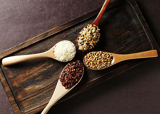 포토 JPG 한국전통 전통 명절 곡류 쟁반 사람없음 농작물 추석 숟가락 수확 추수 쌀 가을 보리 깨 수수 국내포토 계절 기념일 농업 식재료 한국 수저 조미료 파일형식