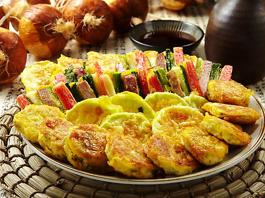 포토 JPG 식물 한국전통 전통 그릇 접시 명절 한식 음식 채소 양파 사람없음 추석 전통음식 가을 동그랑땡 전 간장 종지 명절음식 부침 산적 명태전 제수음식 호박전 국내포토 식기 계절 기념일 한국 양념 파일형식