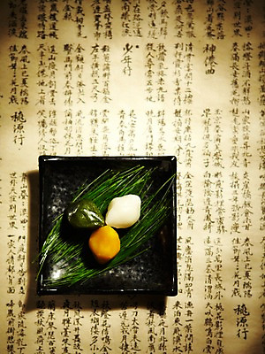 포토 JPG 한국전통 전통 접시 명절 한식 음식 나뭇잎 떡 사람없음 장식 추석 가을 한지 송편 솔잎 추석음식 명절음식 삼색 제수음식 국내포토 식기 계절 기념일 종이 잎 한국 전통음식 파일형식