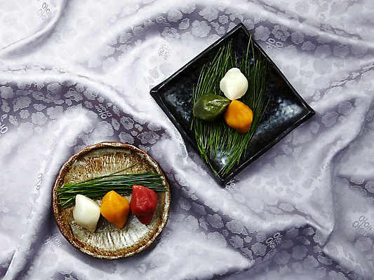 포토 JPG 한국전통 전통 접시 명절 한식 음식 나뭇잎 떡 사람없음 장식 추석 가을 보자기 송편 솔잎 추석음식 명절음식 삼색 제수음식 국내포토 식기 계절 기념일 잎 한국 전통음식 파일형식 천_직물