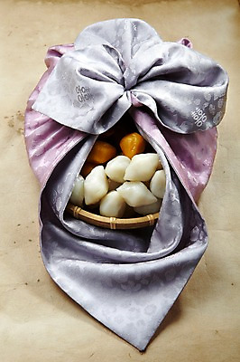 포토 JPG 한국전통 전통 명절 한식 음식 디저트 떡 선물 사람없음 바구니 추석 전통음식 가을 보자기 송편 추석음식 명절음식 채반 추석선물 국내포토 그릇 계절 기념일 한국 파일형식 천_직물 명절선물