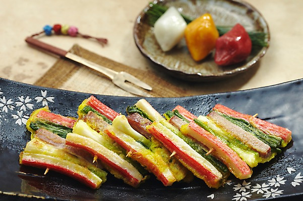 포토 JPG 한국전통 전통 식기 접시 명절 한식 음식 포크 나뭇잎 떡 사람없음 추석 전통음식 가을 전 송편 솔잎 추석음식 명절음식 산적 국내포토 계절 기념일 잎 한국 파일형식