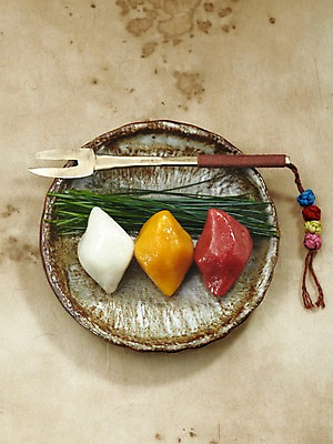 포토 JPG 한국전통 전통 그릇 식기 접시 명절 한식 음식 포크 나뭇잎 디저트 떡 사람없음 추석 전통음식 가을 한지 송편 솔잎 추석음식 명절음식 삼색 제수음식 국내포토 계절 기념일 종이 잎 한국 파일형식