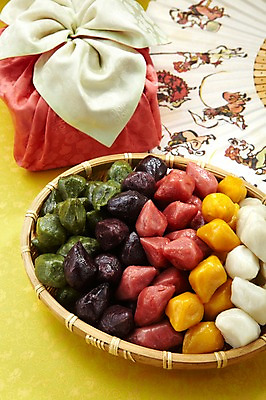 포토 JPG 한국전통 전통 명절 한식 음식 디저트 떡 선물 사람없음 컬러풀 바구니 추석 전통음식 가을 보자기 부채 송편 추석음식 명절음식 채반 오색 제수음식 추석선물 국내포토 그릇 계절 기념일 컬러 한국 파일형식 천_직물 명절선물