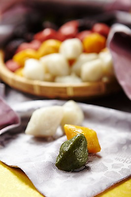 포토 JPG 한국전통 전통 명절 한식 음식 디저트 떡 사람없음 컬러풀 바구니 추석 전통음식 가을 보자기 송편 추석음식 명절음식 채반 오색 제수음식 국내포토 그릇 계절 기념일 컬러 한국 파일형식 천_직물