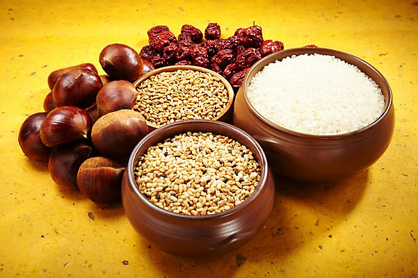 포토 JPG 한국전통 전통 그릇 명절 열매 곡류 사람없음 농작물 추석 견과류 수확 추수 쌀 가을 밤 보리 대추 깨 국내포토 식물 식기 계절 기념일 농업 식재료 한국 조미료 파일형식