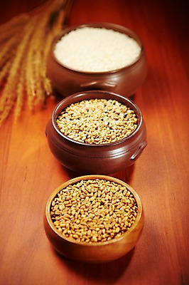 포토 JPG 한국전통 전통 그릇 명절 곡류 사람없음 농작물 추석 수확 추수 쌀 가을 보리 깨 국내포토 식기 계절 기념일 농업 식재료 한국 조미료 파일형식