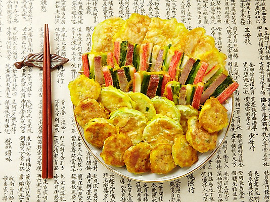 포토 JPG 한국전통 전통 접시 명절 한식 음식 젓가락 사람없음 추석 가을 동그랑땡 전 한지 명절음식 부침 나무젓가락 산적 명태전 제수음식 호박전 국내포토 식기 계절 기념일 종이 한국 수저 전통음식 파일형식