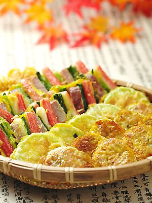 포토 JPG 한국전통 전통 명절 한식 음식 단풍 나뭇잎 사람없음 바구니 추석 가을 동그랑땡 전 한지 명절음식 부침 산적 채반 제수음식 호박전 국내포토 그릇 계절 기념일 종이 잎 한국 전통음식 파일형식