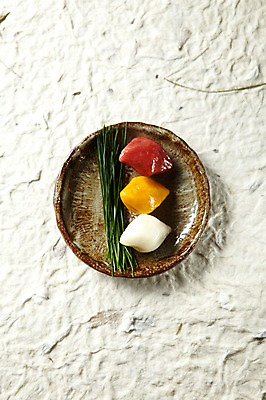 포토 JPG 한국전통 전통 그릇 식기 접시 명절 한식 음식 나뭇잎 디저트 떡 사람없음 추석 전통음식 가을 한지 송편 솔잎 추석음식 명절음식 삼색 제수음식 국내포토 계절 기념일 종이 잎 한국 파일형식